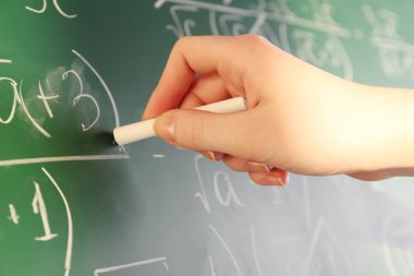 Öğretmen el formülleri tahta zemin üzerine yazma