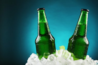 Cam şişe bira buz küpleri renk arka plan üzerinde