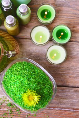 güzel spa kompozisyon masada mumlarla yakın çekim