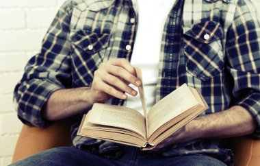 genç adam, yakın çekim, üzerinde kitap açık renkli okuma