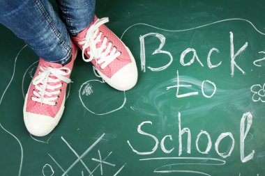 Kadın ayakları üzerinde yazıtlar ve skeçler blackboard arka plan