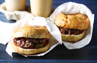 ahşap masa arka plan, yakın çekim sağlıksız gıda kavramı üzerinde lezzetli hamburger
