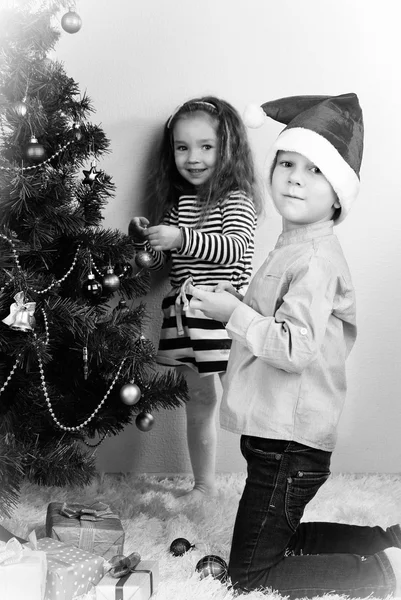 Kids decorating Christmas tree — Stock Photo, Image