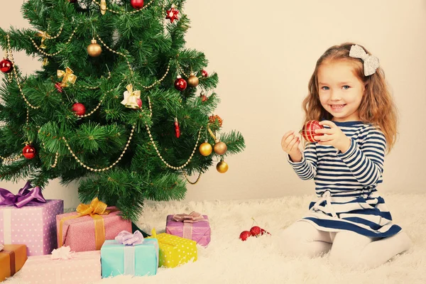 装饰圣诞树的小女孩 — 图库照片