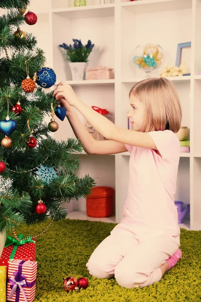 Liten flicka dekorera julgran — Stockfoto