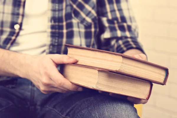 Jonge man houden van boeken, close-up — Stockfoto