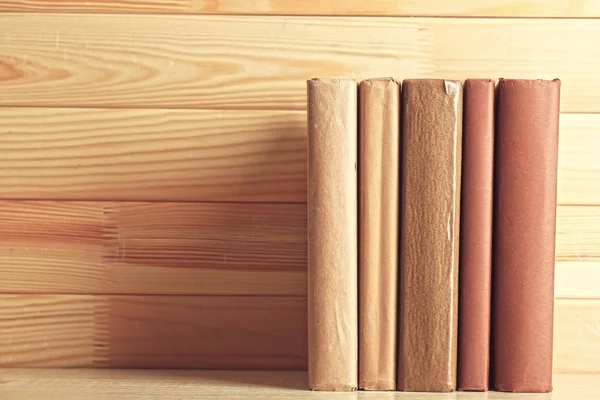 Книги на полиці, крупним планом, на дерев'яному тлі — стокове фото