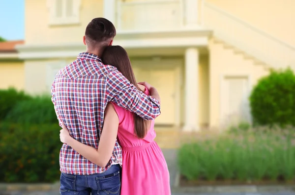 Loving couple looking at their dream house — Stock Photo, Image