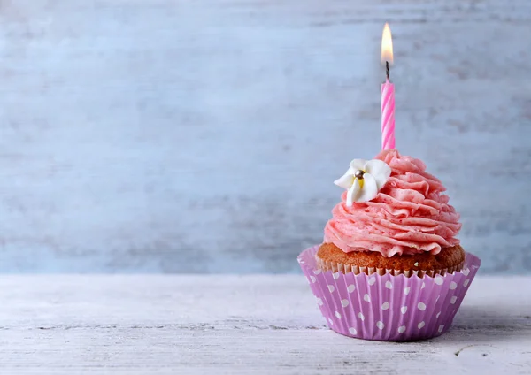 Delicioso cupcake de cumpleaños sobre fondo de madera — Foto de Stock