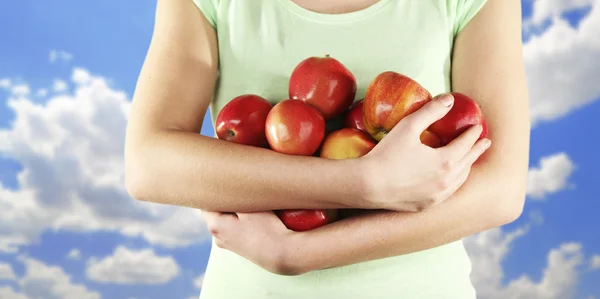 Rode appels in handen van de vrouw — Stockfoto