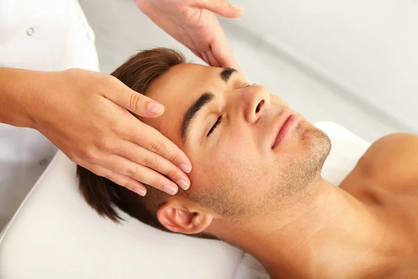 Homem tendo cabeça massagem de perto — Fotografia de Stock