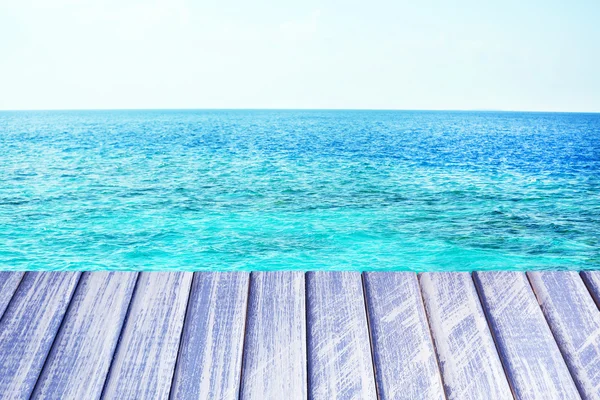 Dřevěné molo s modrým mořem a oblohou pozadím — Stock fotografie