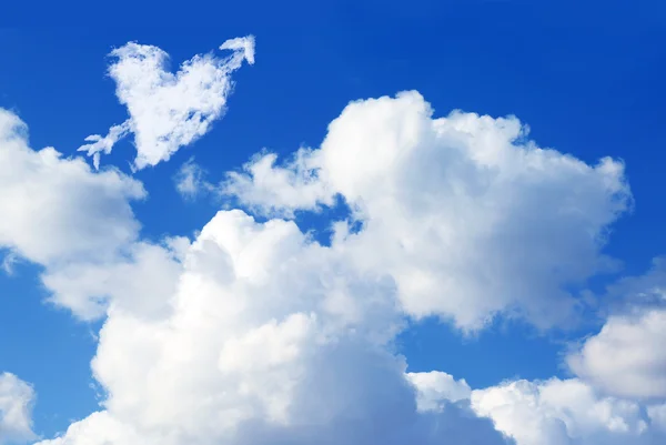 Beyaz bulut kalp şeklinde — Stok fotoğraf