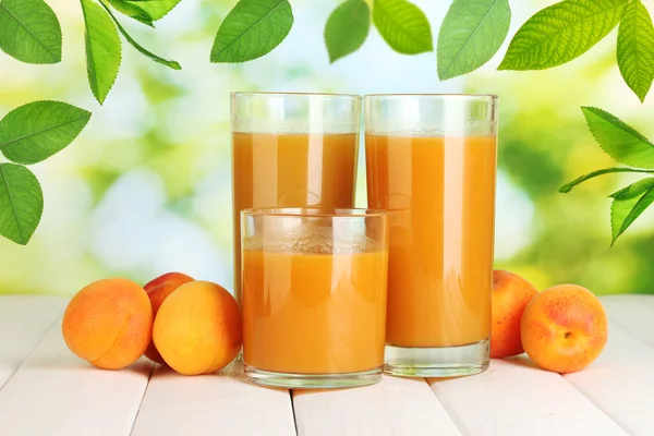 Glasögon av aprikos juice och färska aprikoser — Stockfoto