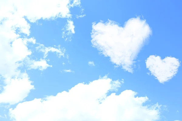 Nubes blancas en forma de corazones —  Fotos de Stock