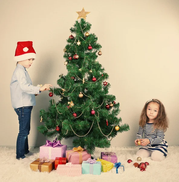 Kids decorating Christmas tree — Stock Photo, Image