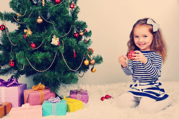 Noel ağacı süsleyen küçük kız — Stok fotoğraf