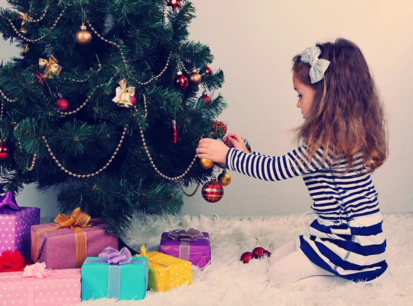 Petite fille décoration arbre de Noël — Photo