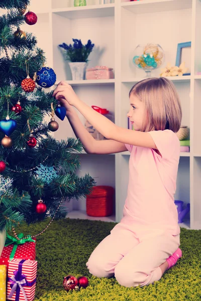 Little girl decorating Christmas tree — Stock Photo, Image