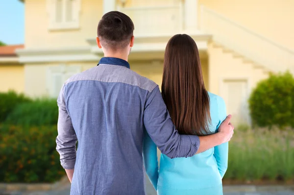 Paar kijken naar hun droomhuis — Stockfoto