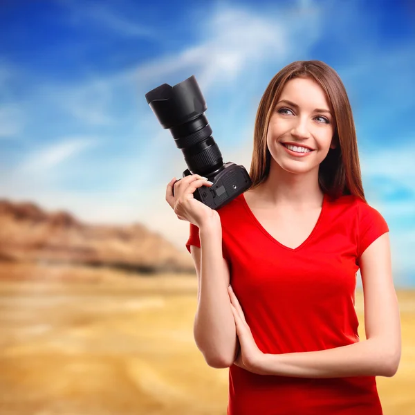 Joven fotógrafa tomando fotos sobre fondo natural — Foto de Stock