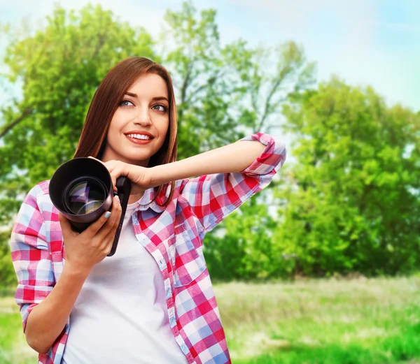 Mladá samice fotograf fotografování na pozadí přírody — Stock fotografie