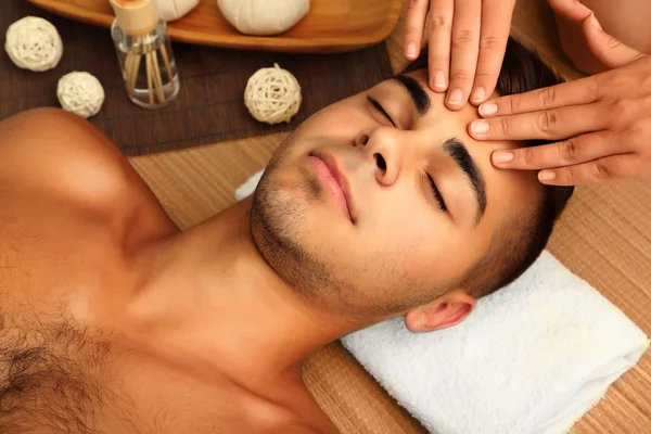 Uomo con massaggio alla testa — Foto Stock
