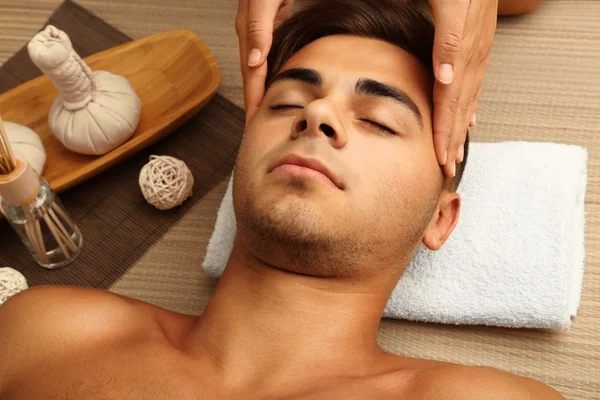 Uomo con massaggio alla testa — Foto Stock