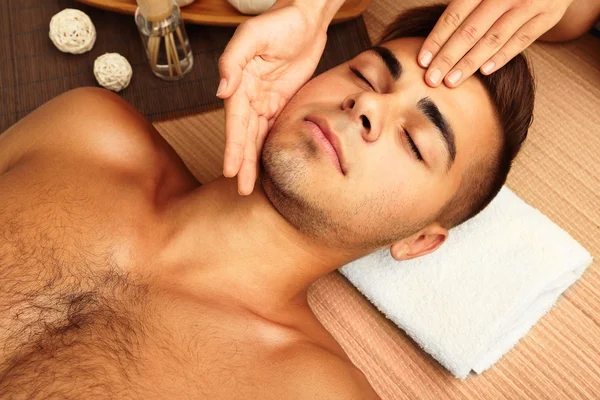 Man met hoofdmassage — Stockfoto