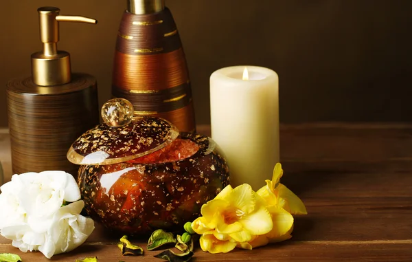 Composición del tratamiento de spa sobre mesa de madera, sobre fondo de color oscuro — Foto de Stock