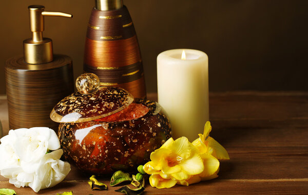 Состав санаторно-курортного лечения на деревянном столе, на темном фоне
