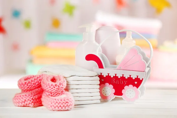 Acessórios de bebê na mesa no fundo claro — Fotografia de Stock