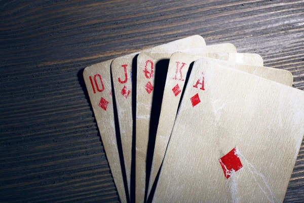Παίζοντας χαρτιά σε ξύλινο φόντο — Φωτογραφία Αρχείου
