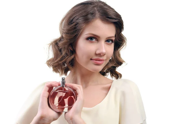 Красива жінка з пляшкою парфумів — стокове фото