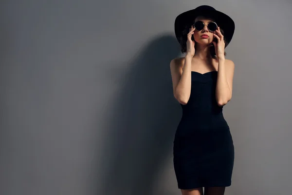 Porträt des schönen Models im schwarzen Kleid — Stockfoto