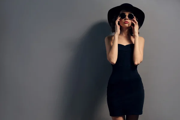 Retrato de modelo hermoso en vestido negro — Foto de Stock