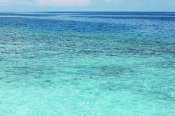 Blick auf wunderschönes blaues Meerwasser im Resort — Stockfoto