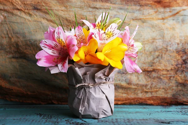 Schöne Blumen in der Vase auf Holzgrund — Stockfoto