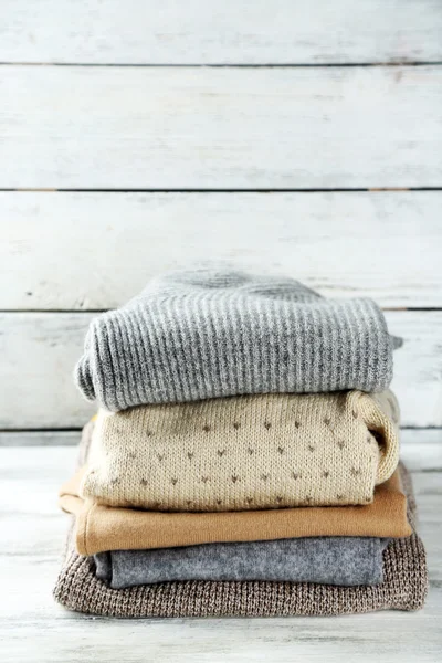Vestiti a maglia su sfondo di legno — Foto Stock