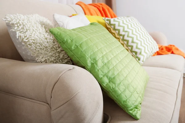 Sofa mit bunten Kissen im Zimmer — Stockfoto