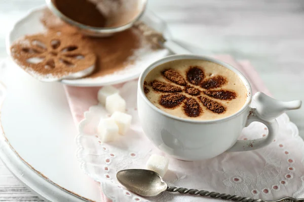 Kopje koffie latte kunst op houten tafel, op lichte achtergrond — Stockfoto