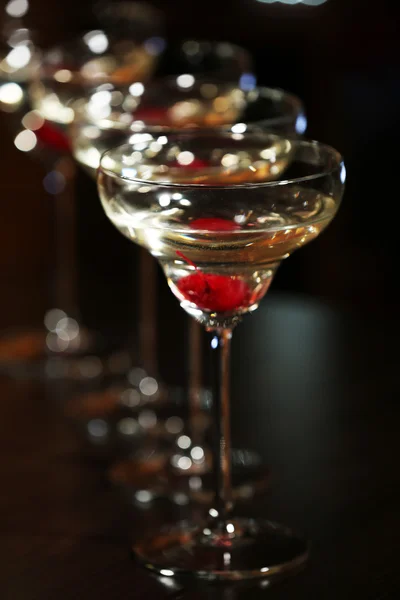 Copas de cócteles en el fondo del bar — Foto de Stock