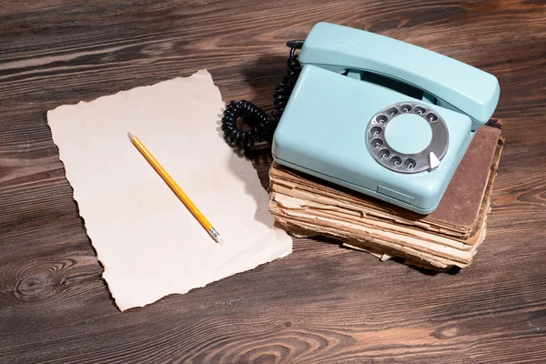 Telefone vermelho retro na mesa close-up — Fotografia de Stock