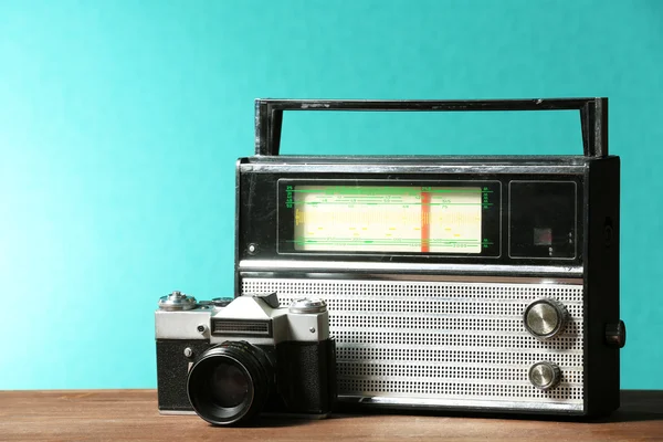 Altes Retro-Radio auf Tisch auf grünem Wandhintergrund — Stockfoto