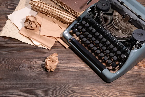 Vecchia macchina da scrivere retrò sul tavolo primo piano — Foto Stock