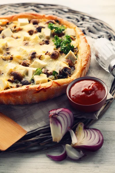 Kaas met champignons, kruiden en zure crème — Stockfoto