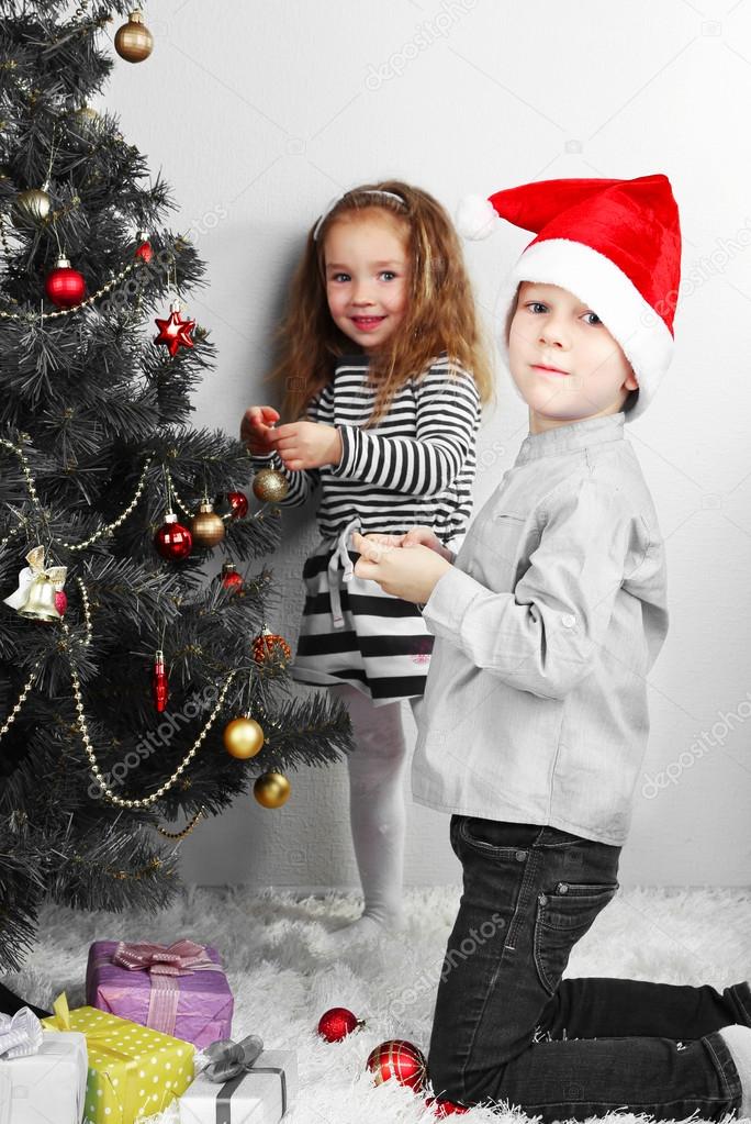 Kids decorating Christmas tree 