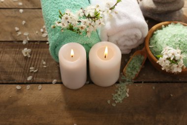 Ahşap arka plan bahar çiçekleri ile güzel spa kompozisyon