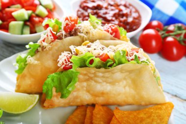lezzetli taco cips cips ve masada tabakta sebze yakın çekim