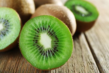 ahşap arka plan üzerinde sulu kivi